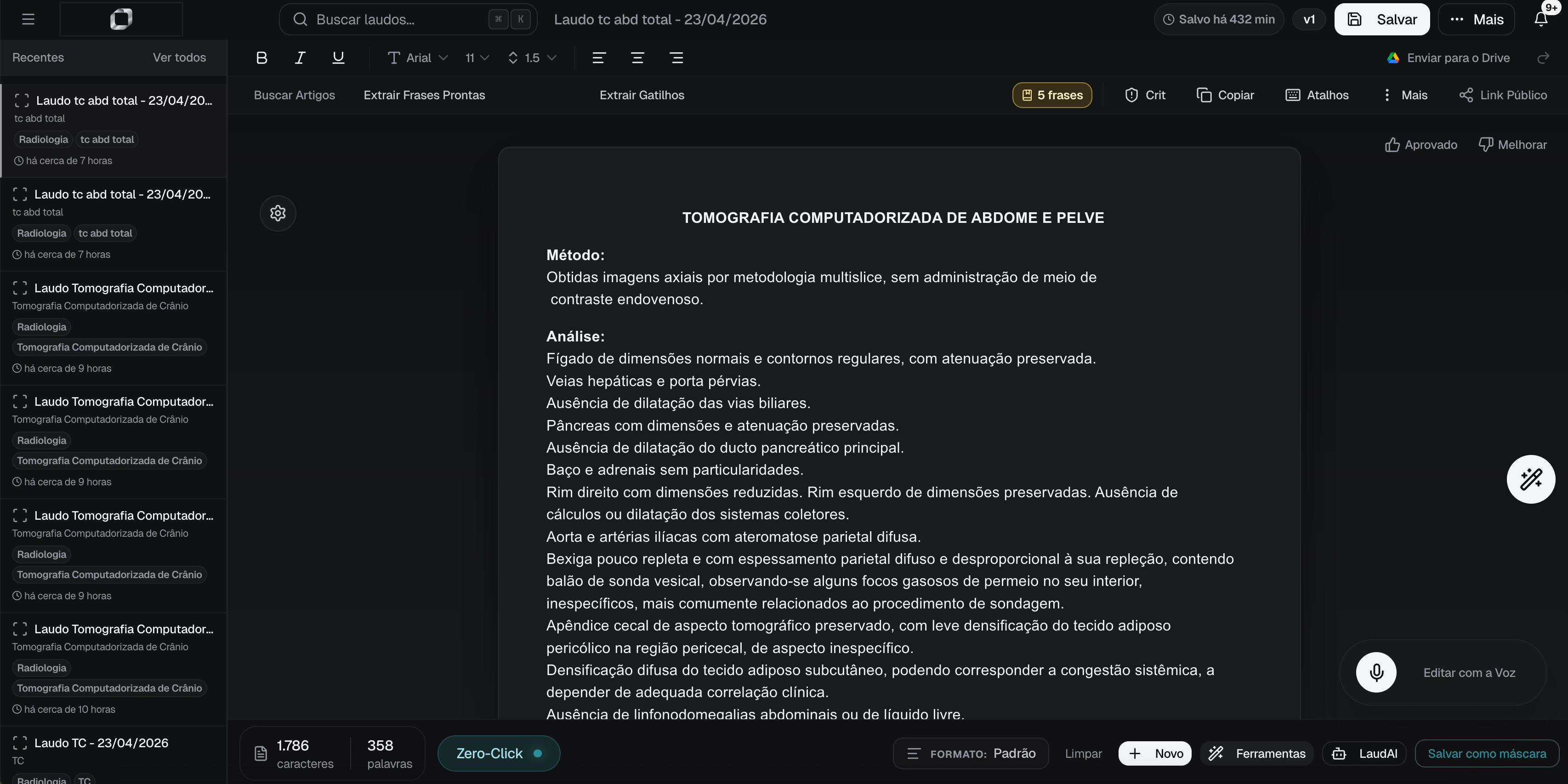 Editor da laudos.ai com um laudo de tomografia computadorizada de abdome e pelve estruturado, sidebar de laudos recentes e controles de ditado por voz